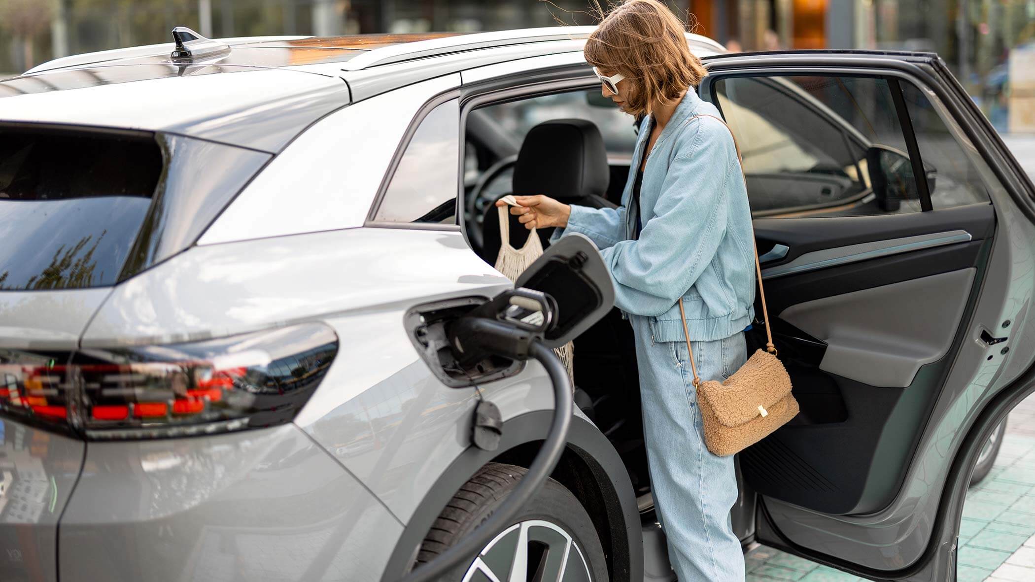 Donna in vacanza - Hotel con ricarica auto elettrica